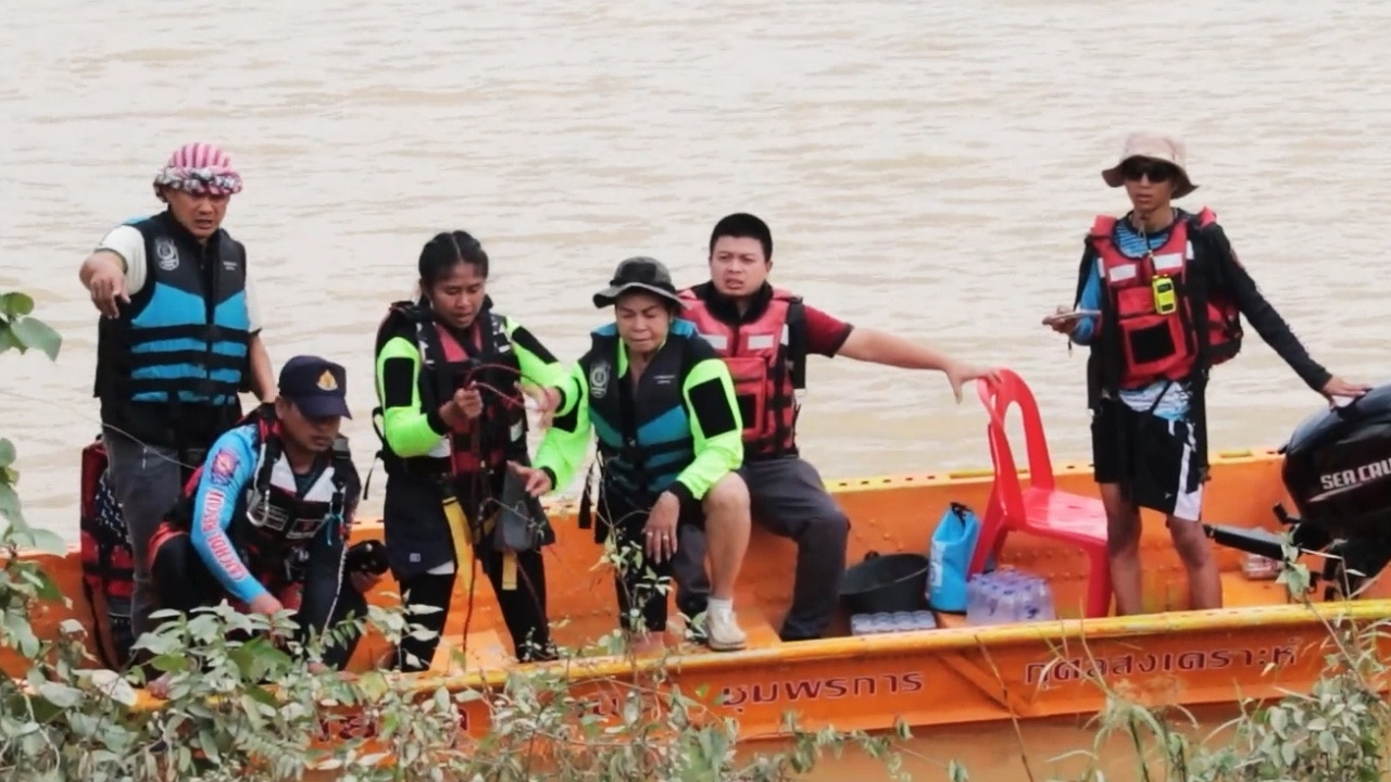 พบศพแล้ว พ่อลูกนั่งเรือไปเก็บของหนีน้ำท่วม ชนตอม่อ จมหาย 4 วัน