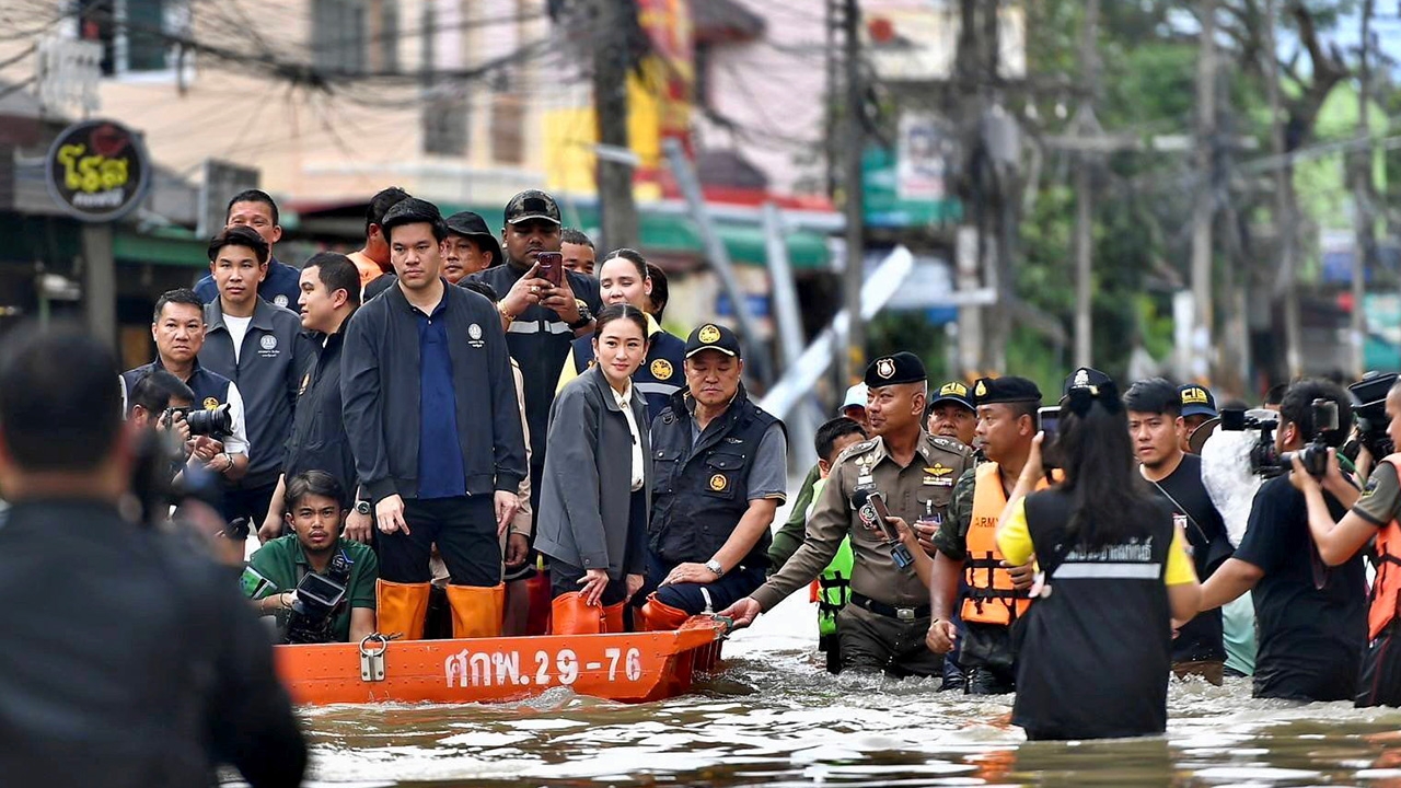 "นายกฯอิ๊งค์" ลุยน้ำท่วม ปลอบขวัญคนใต้ นครฯ-สุราษฎร์ พร้อมเยียวยาแก่ผู้ประสบภัย