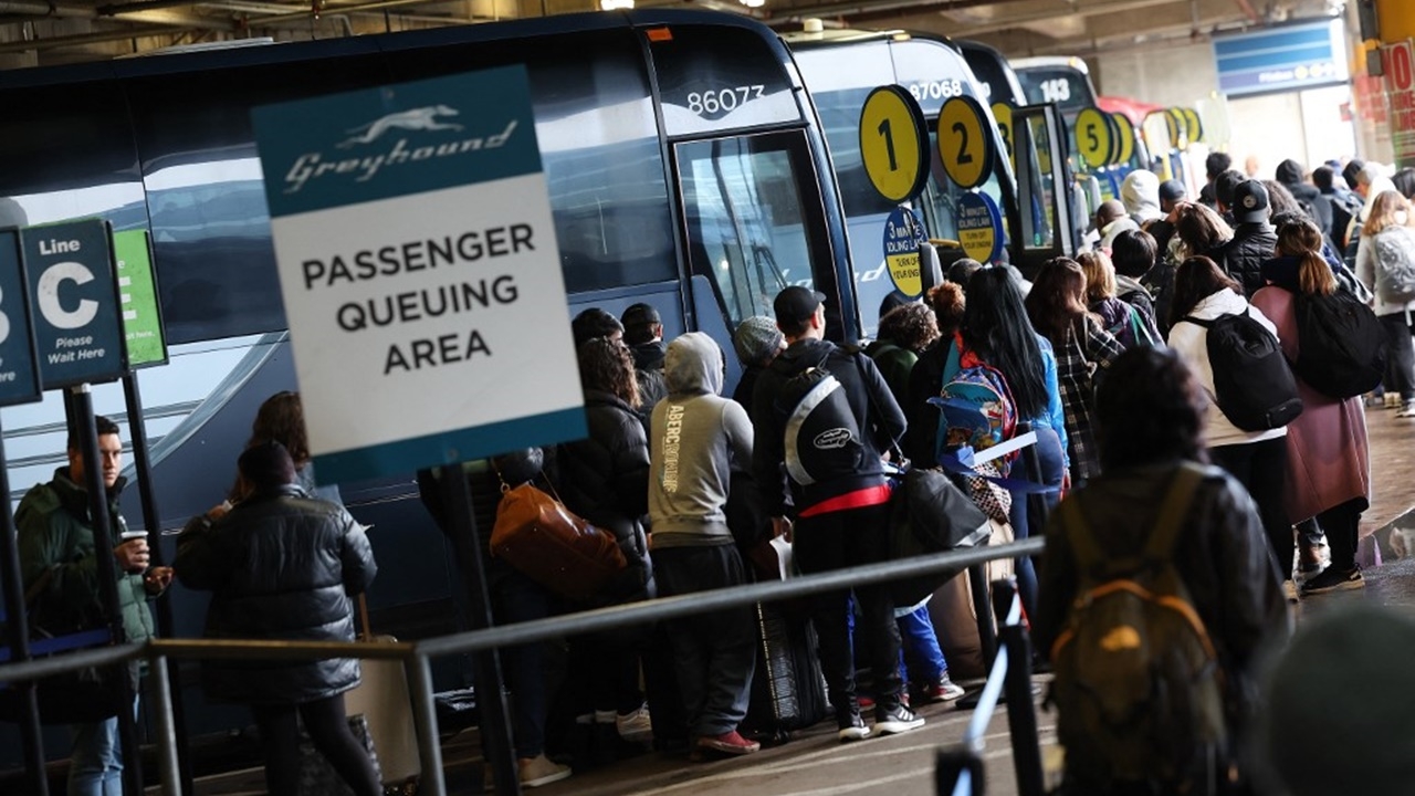 หญิงผู้แอบขึ้นเครื่องบินเดลตาไปปารีส โดนจับรอบ 2 คราวนี้แอบขึ้นรถบัส