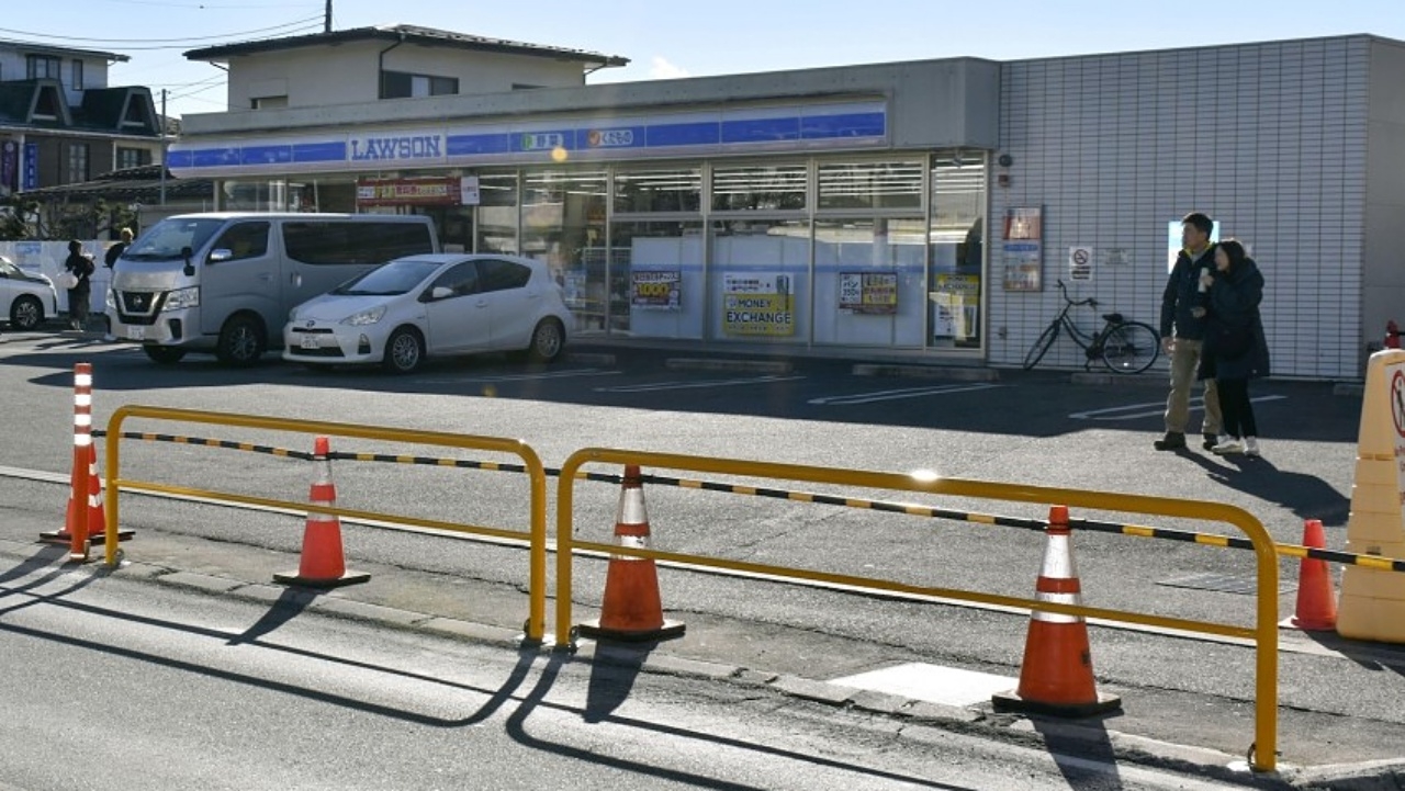 ญี่ปุ่นติดรั้วใหม่ จุดถ่ายรูปดังภูเขาไฟฟูจิ สกัดนักท่องเที่ยวถ่ายรูปกลางถนน
