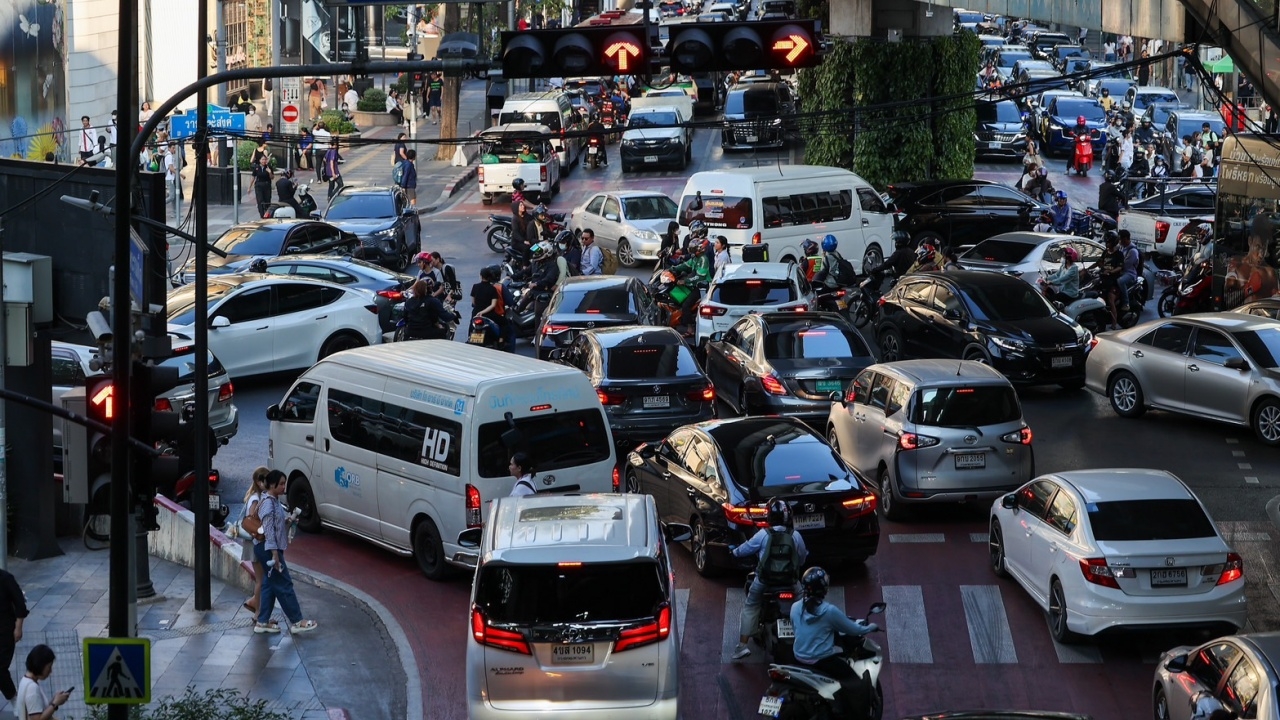 "แผ่นดินไหว" พ่นพิษ การจราจรทั่วกรุงฯ รถติดสนั่น คนแห่กลับบ้านกันอลหม่าน
