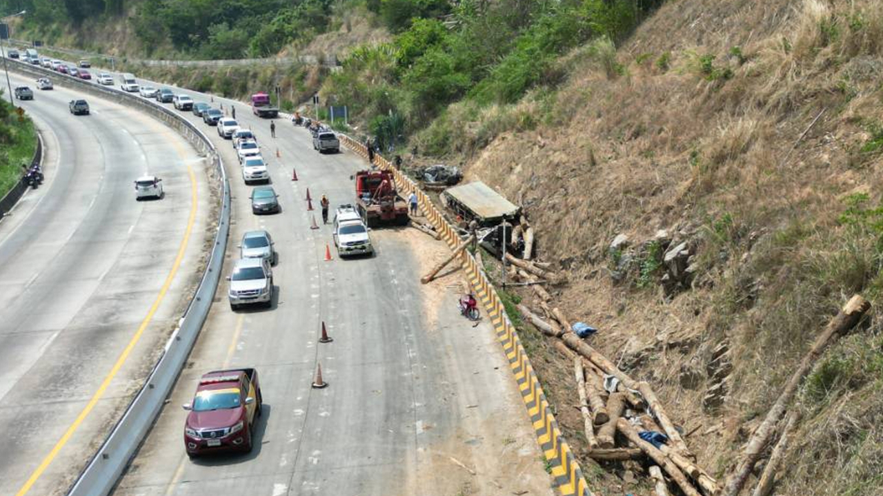 รถพ่วงเบรกแตกแหกโค้งลงเขาศาลปู่โทน คนเจ็บ-ตาย จุดเดียวกับบัสมรณะ 18 ศพ