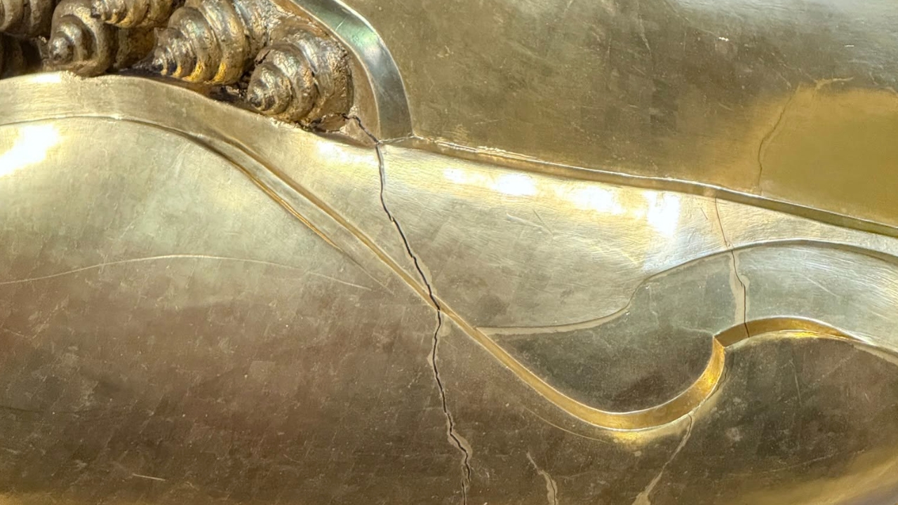 คนแห่เป็นห่วง "พระนอน" วัดโพธิ์ มีรอยร้าว หลังเกิดแผ่นดินไหว