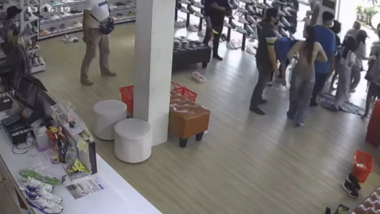 แม่ค้าวอนลูกค้ากลับมาจ่ายเงิน เผยคลิปคนตกใจแผ่นดินไหวถือรองเท้าวิ่งออกจากร้าน