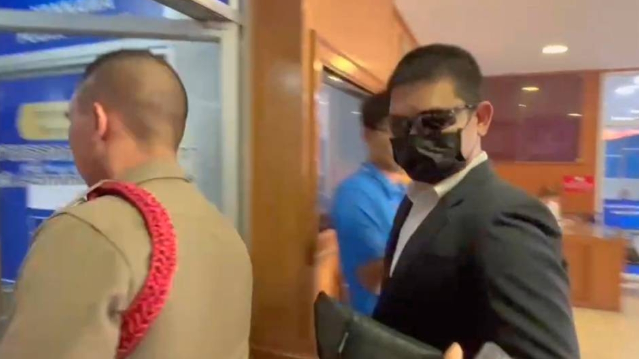 "โอ๊ต" คนสนิท "ดิว อริสรา" เข้าพบตำรวจ สน.ยานนาวา ปมเงินดอลลาร์ปลอม