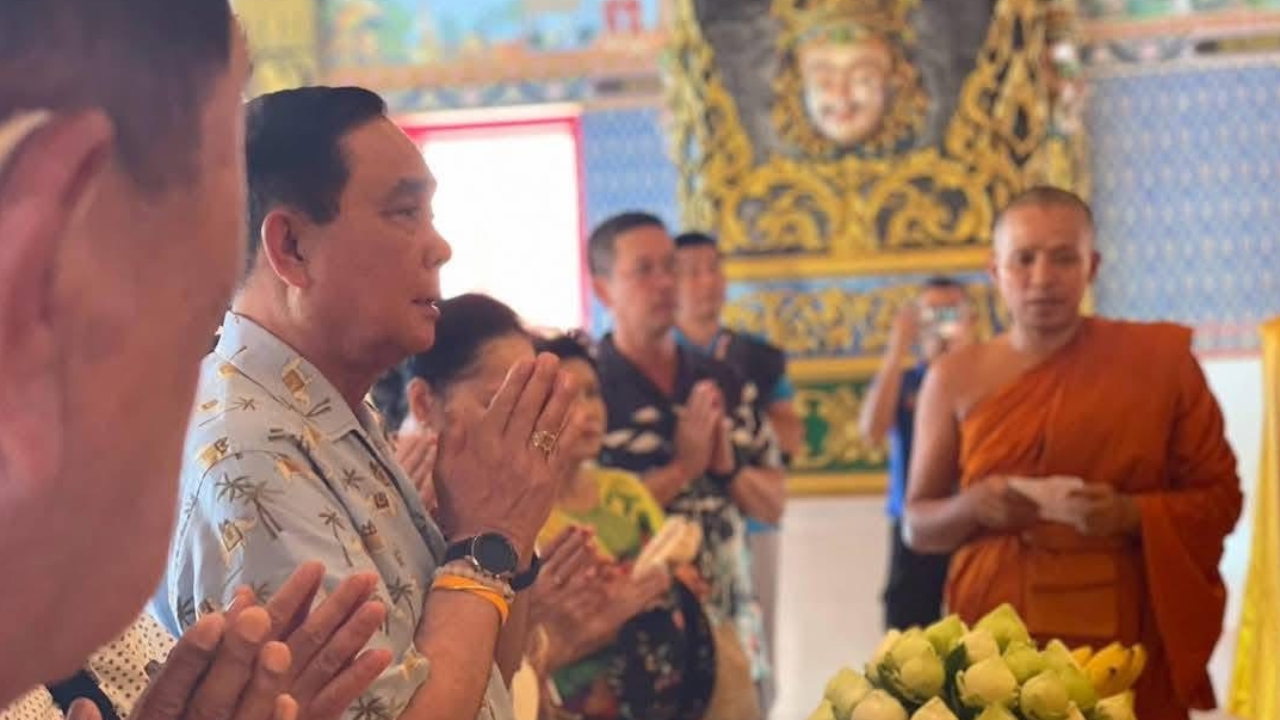 แฟนคลับคิดถึง เปิดภาพ "ลุงตู่" ไหว้พระขอพรวัดบางโทง จ.กระบี่