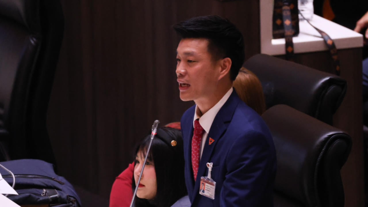 “เท้ง” ปิดอภิปรายฯ ถามนายกฯ พ่อป่วยเป็นอะไร แล้วลูกสาวคนเสื้อแดงไม่ถูกกระทำหรือไม่