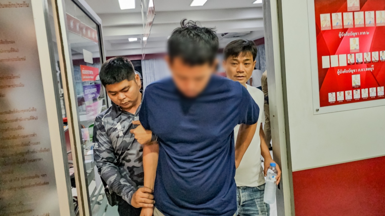 มอบตัวแล้ว ตำรวจ ตม. เมาบุกบ้านแฟนเก่า ทำร้ายตำรวจตู้ยามเข้าระงับเหตุสาหัส