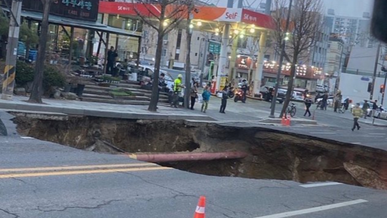 เกิดหลุมยุบขนาดใหญ่บนถนนกลางกรุงโซล เกาหลีใต้ คนขี่มอเตอร์ไซค์ตกลงไป (คลิป)