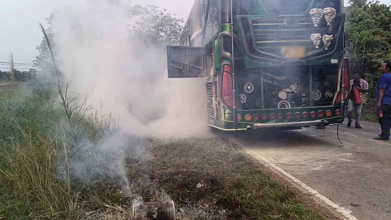 ระทึก รถบัสทัศนศึกษาไฟไหม้ โชคดีอพยพเด็กได้ทัน รอดชีวิตทุกคน