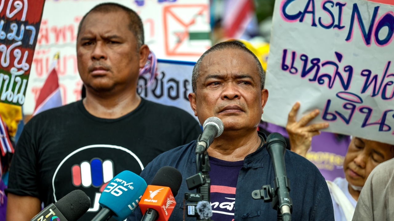 คปท. ปักหลักชุมนุมทำเนียบ หลัง ครม. ผ่านร่างเอ็นเตอร์เทนเมนต์คอมเพล็กซ์