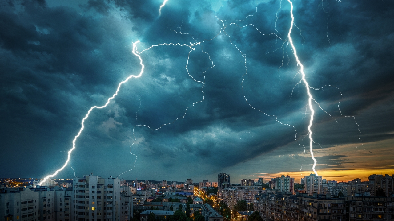 อุตุฯ ฉบับ 5 เตือนจังหวัดรับมือ "พายุฤดูร้อน" ระวังฝนตกหนัก ลมแรง ฟ้าผ่า