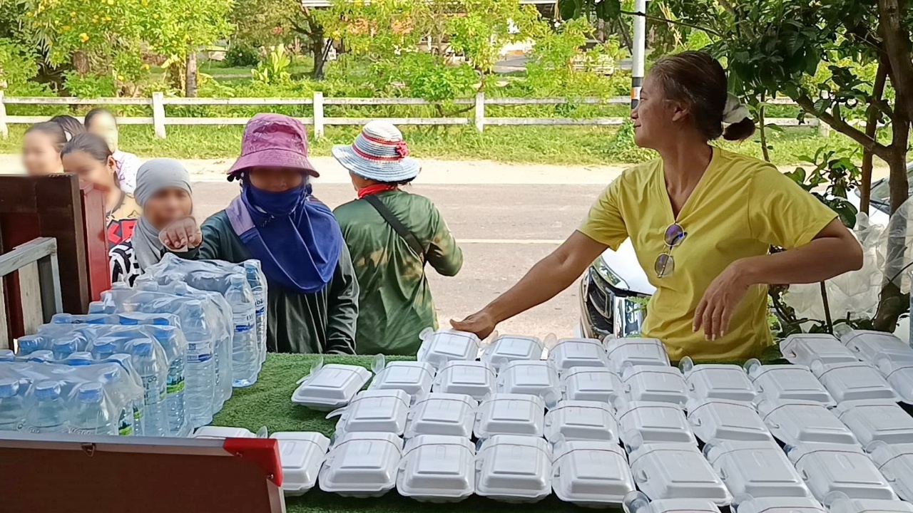 เปิดใจ หมอเจี้ยบ ใจบุญทำข้าวกล่องแจกผู้ยากไร้ทุกวันมา 4 ปี สุขใจที่ได้เห็นรอยยิ้มทุกคน