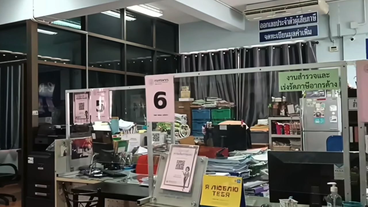ชาวบ้านโวย จะ 9 โมงแล้ว ไม่มีเจ้าหน้าที่สรรพากรมาทำงานสักคน-แจงช่วงนี้ระบบรันคิวช้า