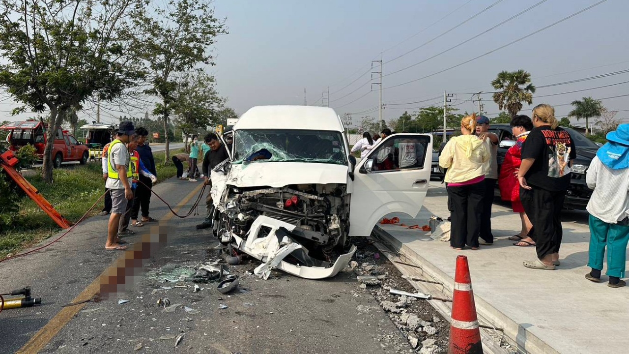 รถตู้ทีมงานยูทูบเบอร์ดัง ชนท้ายรถพ่วง เจ็บ 7 ราย ขณะไปถ่ายงาน