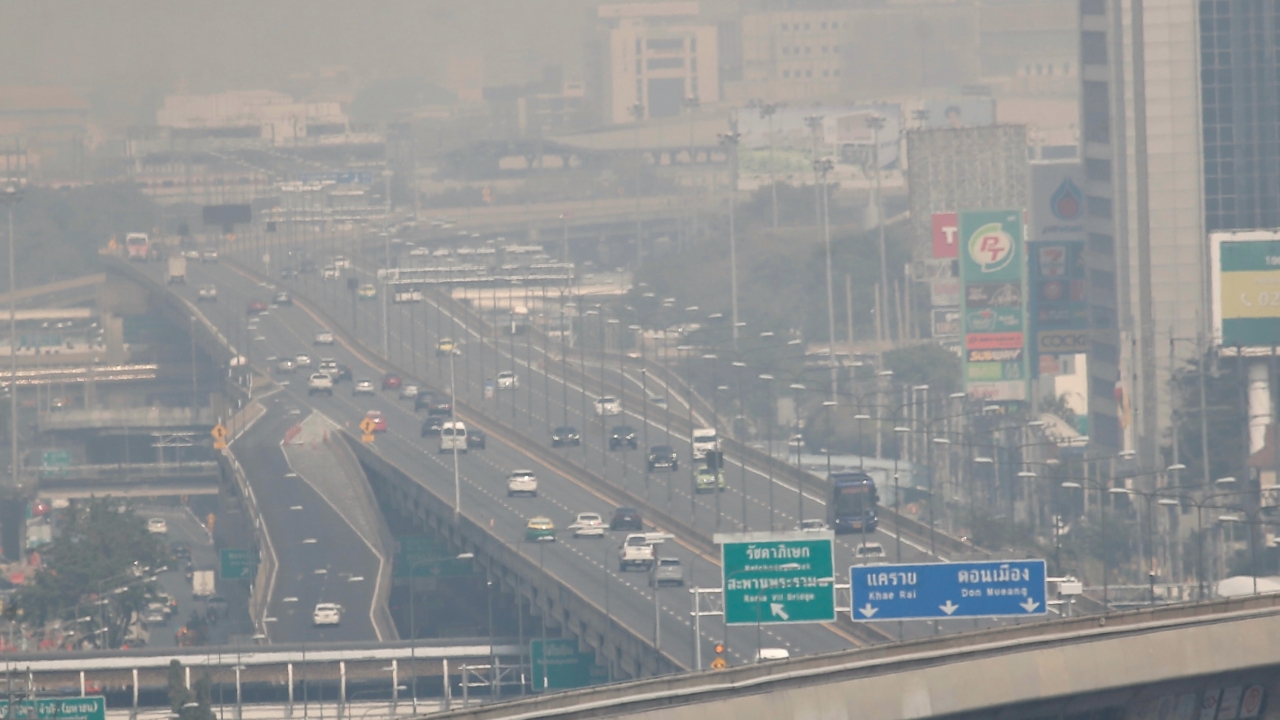 กทม. เช้านี้ขมุกขมัว ฝุ่น PM 2.5 พุ่งระดับสีแดง 5 พื้นที่ สีส้ม 65 พื้นที่