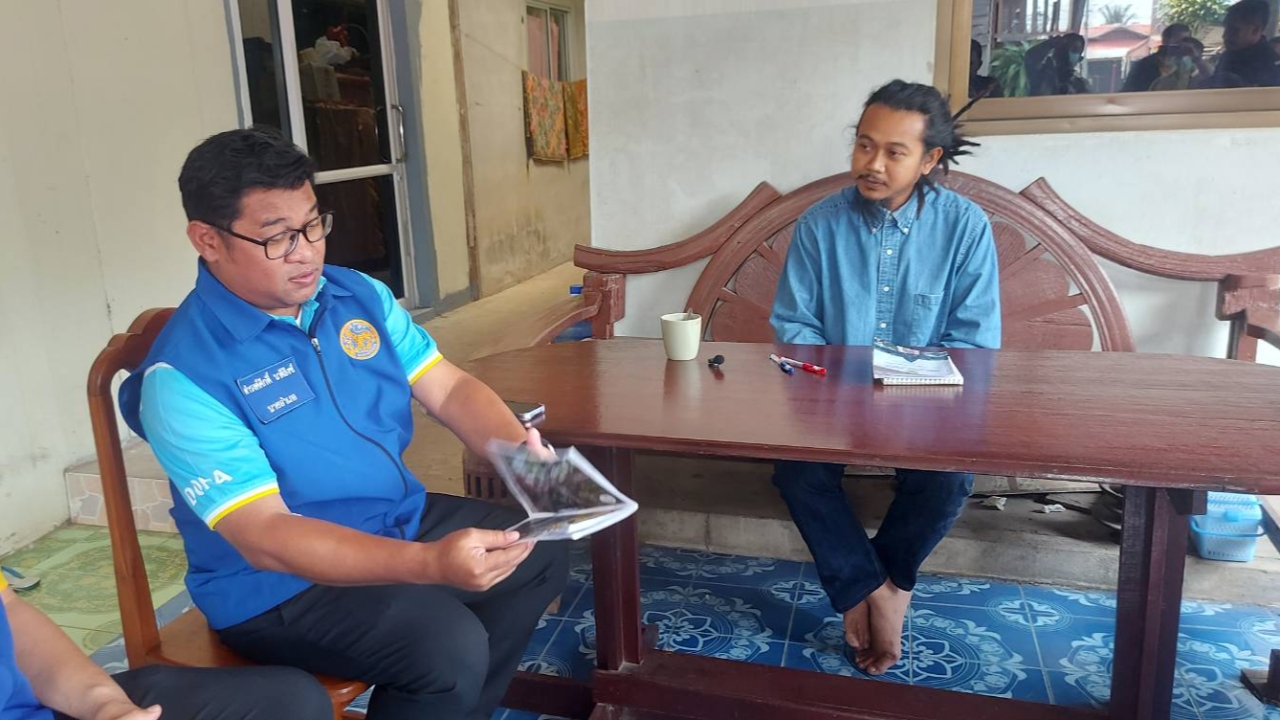 เจ้าหน้าที่บุกบ้าน "หมอท็อป" เป่าคาถาออนไลน์ ยังไม่พบความผิด เตือนอย่าใช้คำว่ารักษา