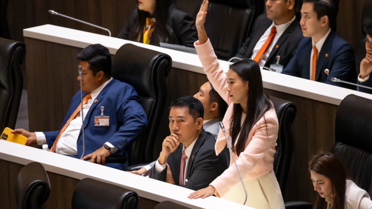 สส.พรรคประชาชน รุมประท้วง “วันนอร์” ไม่เป็นกลาง “สส.ไอซ์” ถูกปิดไมค์ห้ามพูด