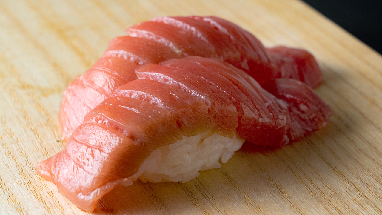 สาวชอบกินซูชิ ปวดท้อง-อาเจียน ตรวจพบ "พยาธิ" ในกระเพาะอาหาร