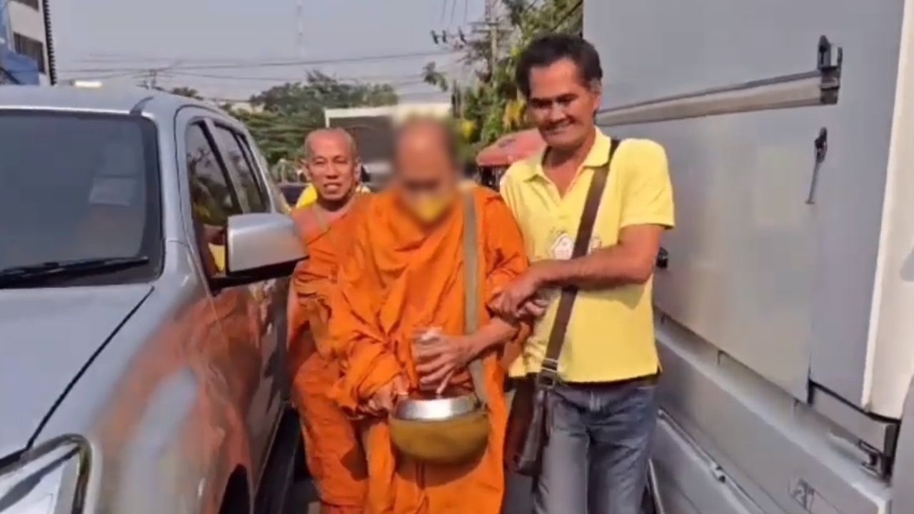ไม่รอด "พระปลอม" บวชเองสึกเอง ถูกสำนักพุทธบุกจับขณะออกบิณฑบาต