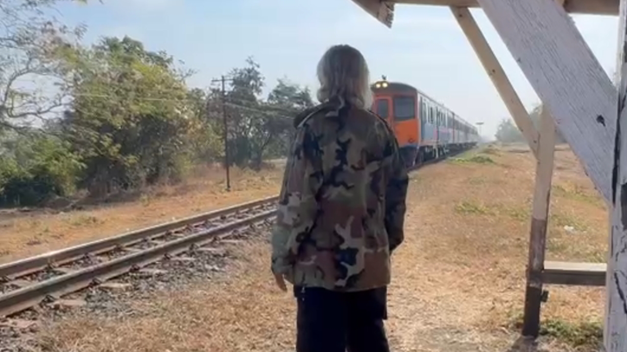 ไวรัลยืนโบกรถไฟ จอดให้ขึ้นได้จริง แต่หลายคนไม่ค่อยรู้ ปัจจุบันคนใช้บริการน้อย