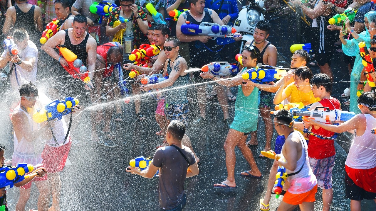 ถนนข้าวสารสงกรานต์ 2568 เล่นสงกรานต์กี่วัน-วันไหน พร้อมวิธีเดินทาง