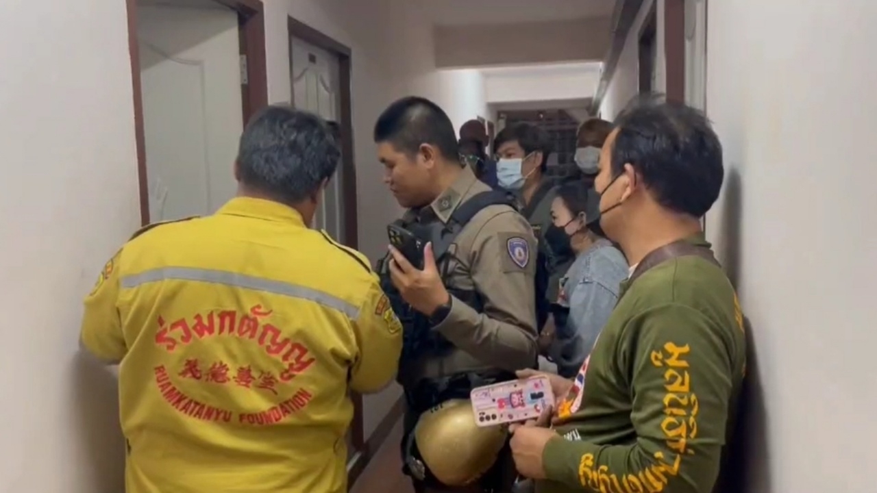 ตร.ส่งร่าง "สีดา พัวพิมล" นักแสดงรุ่นใหญ่ตรวจชันสูตร หลังพบเสียชีวิตในห้องพัก