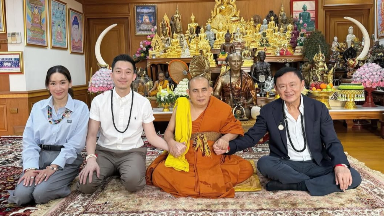 “ทักษิณ” ควง “ลูกสาว-ลูกเขย” ทำบุญ กราบนมัสการ “พระครูบาบุญชุ่ม”