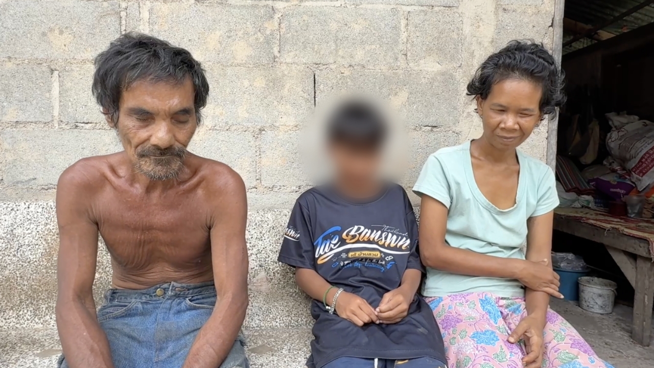เด็กชายวัย 11 ปี ใจสู้ ขายผลไม้หารายได้ เลี้ยงดูพ่อแม่พิการ ตา 2 ข้างบอดสนิท
