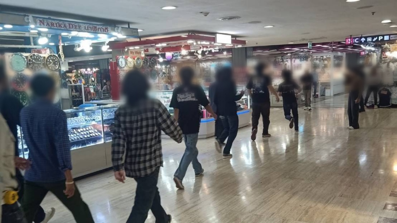 ระทึก "กลุ่มวัยรุ่น" 2 สถาบัน ยกพวกตีกันกลางห้าง ลูกค้าวิ่งหนีตายอลหม่าน