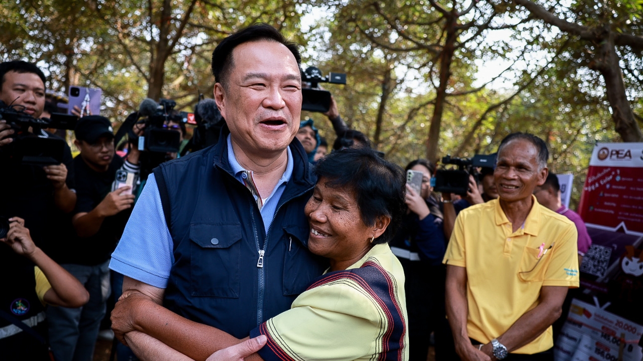 “อนุทิน” เซอร์ไพรส์ เจอพี่เลี้ยงวัยเด็ก พกรูปมาโชว์ ชมเปาะเลี้ยงง่าย นิสัยดี ไม่ก้าวร้าว