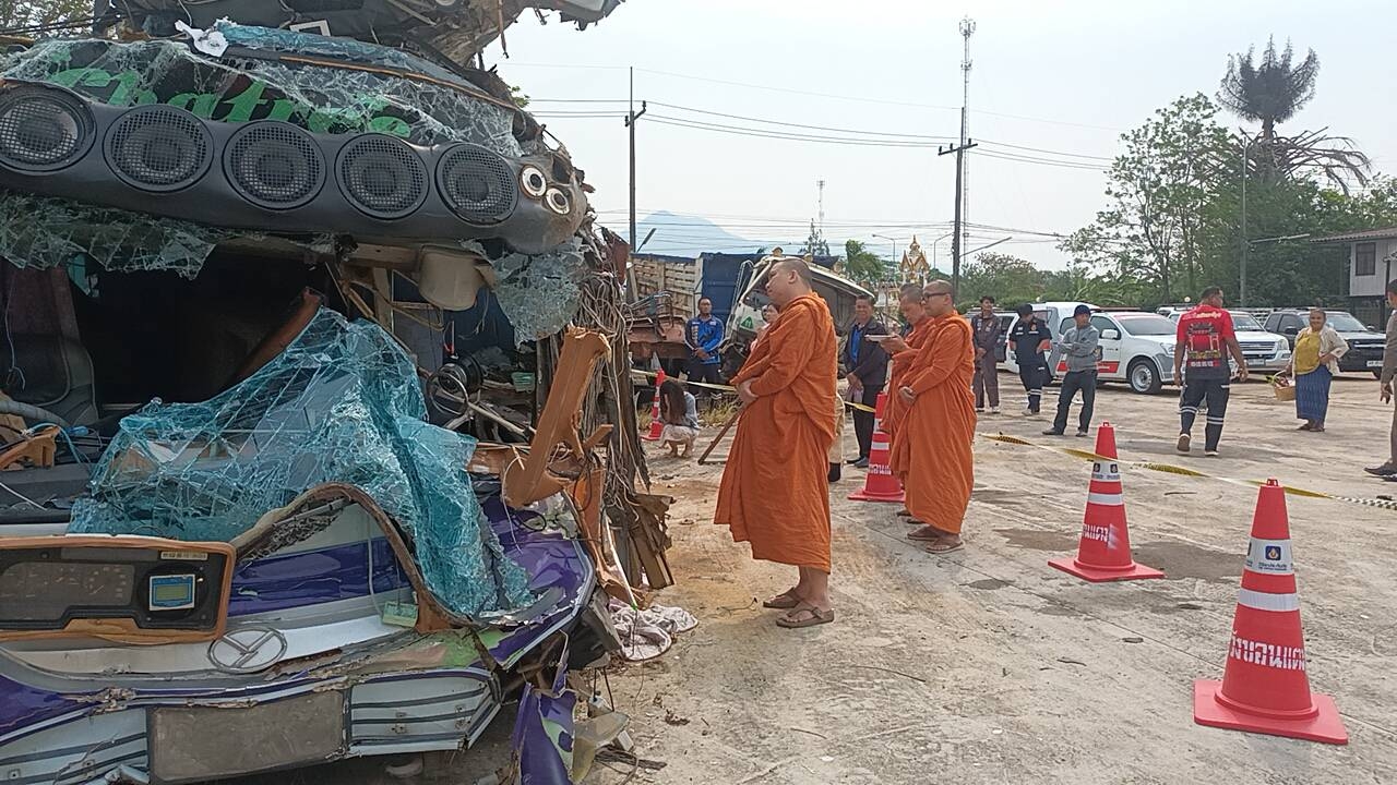ญาติเหยื่อ "รถทัวร์ดูงานพลิกคว่ำ" นิมนต์พระสงฆ์ ทำพิธีเชิญดวงวิญญาณกลับบ้านเกิด