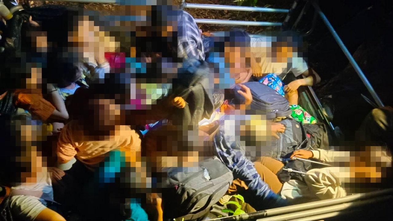 แรงงานเถื่อน อัดแน่นเต็มท้ายกระบะ คนขับซิ่งหนี ก่อนทิ้งรถ-คน เอาตัวรอด