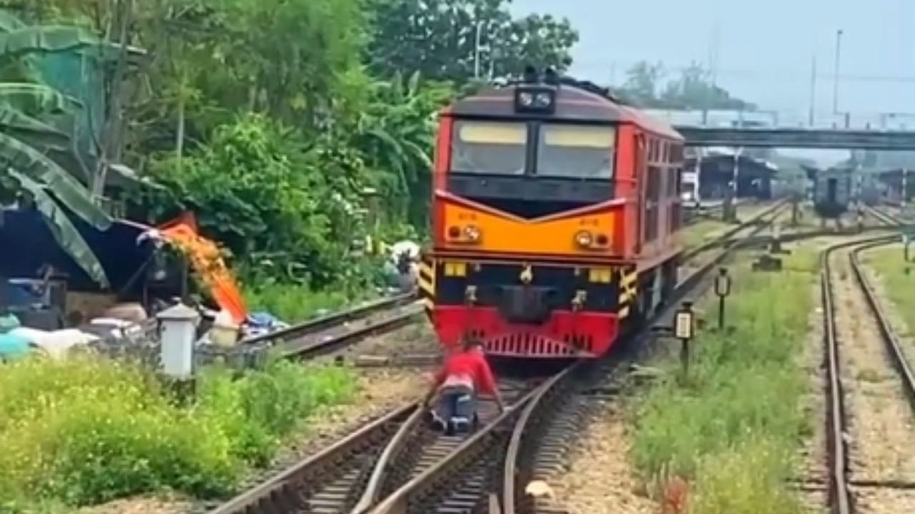 อย่าหาทำ เจ้าหน้าที่เล่านาทีเกิดเหตุ หนุ่มนอนขวางบนราง ไม่สนรถไฟที่กำลังวิ่งมา