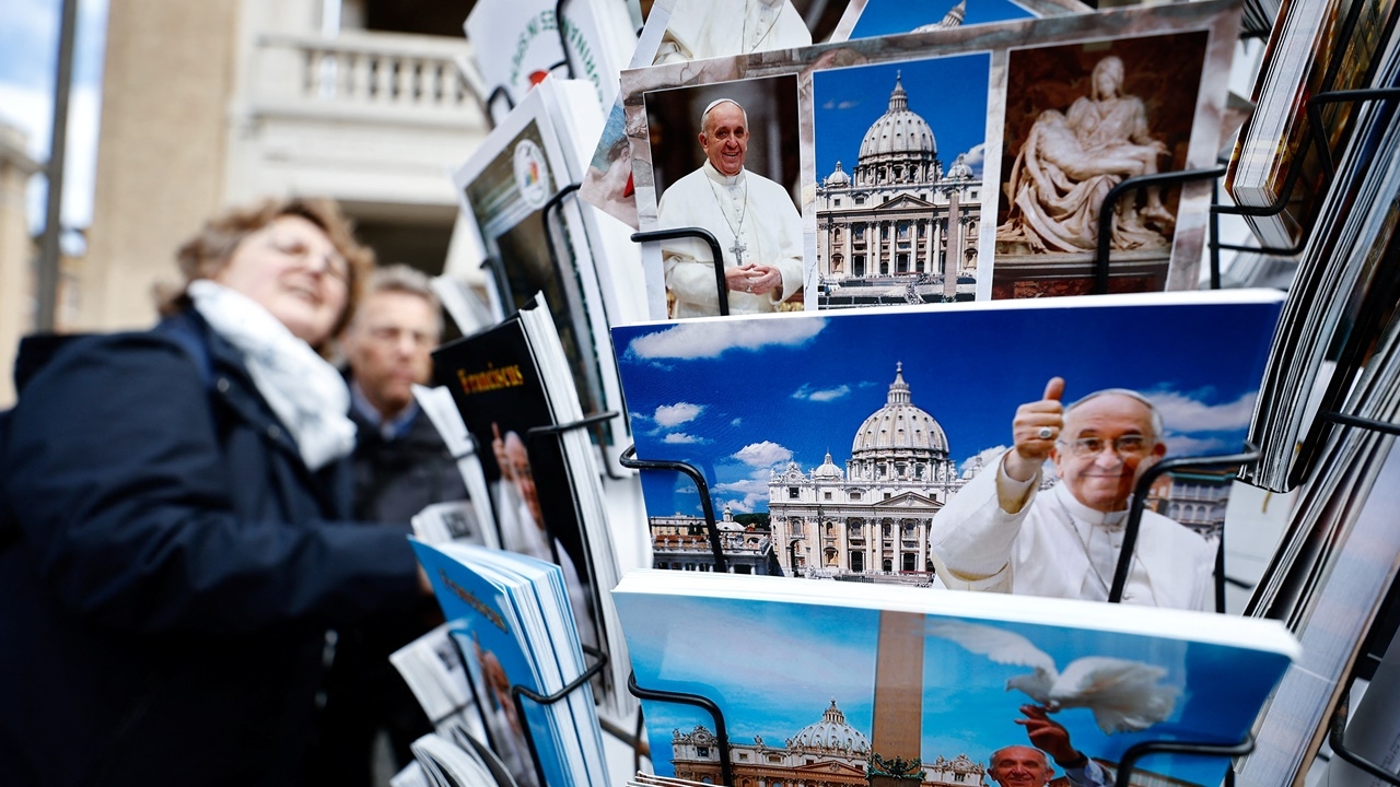 วาติกันเผย โป๊ปฟรานซิสดีขึ้นเล็กน้อย เริ่มลดการใช้เครื่องช่วยหายใจลง