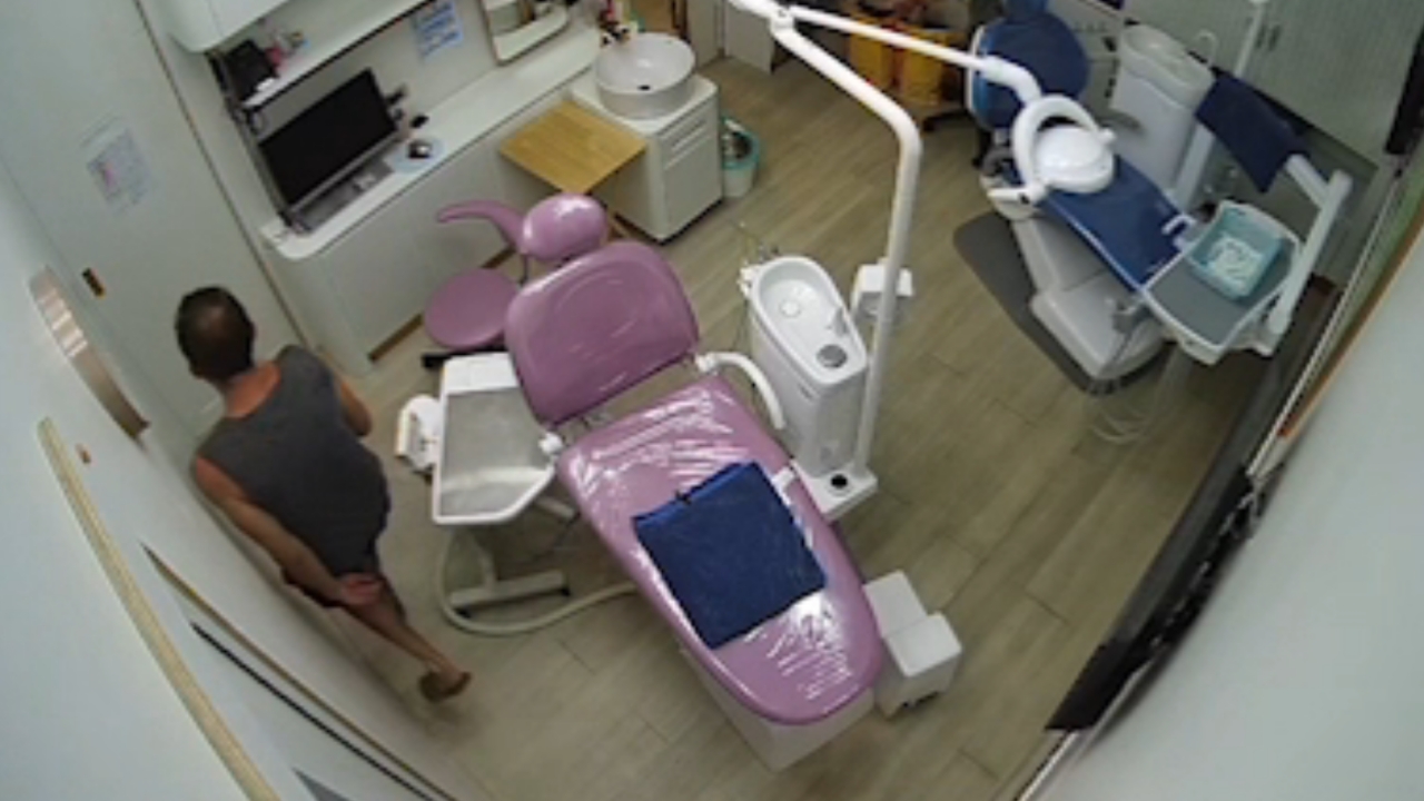 ออกหมายจับ ฝรั่งคลั่งทำร้ายกัดปากหมอฟัน จับหัวโขกผนัง ผิด 3 ข้อหา