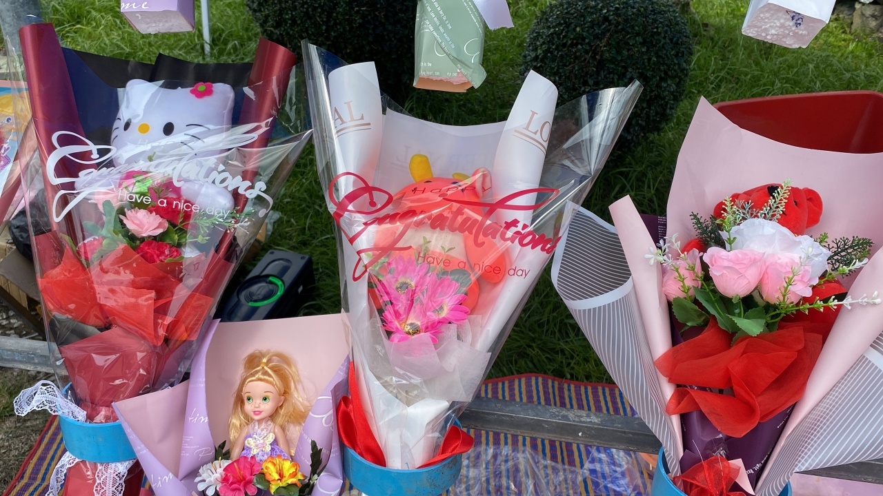 รร.บ้านแว้ง เผยเหตุผล งดนำพวงมาลัย-ช่อดอกไม้ "ธนบัตร" ร่วมยินดีกับบัณฑิตน้อย