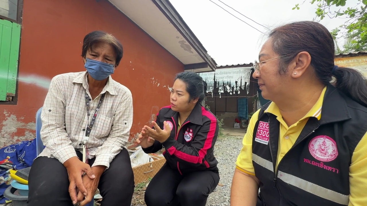 น้ำใจหลั่งไหลช่วย หญิงนั่งเหม่อริมน้ำ เครียดสามีป่วย หิวจนแย่งข้าวหมา