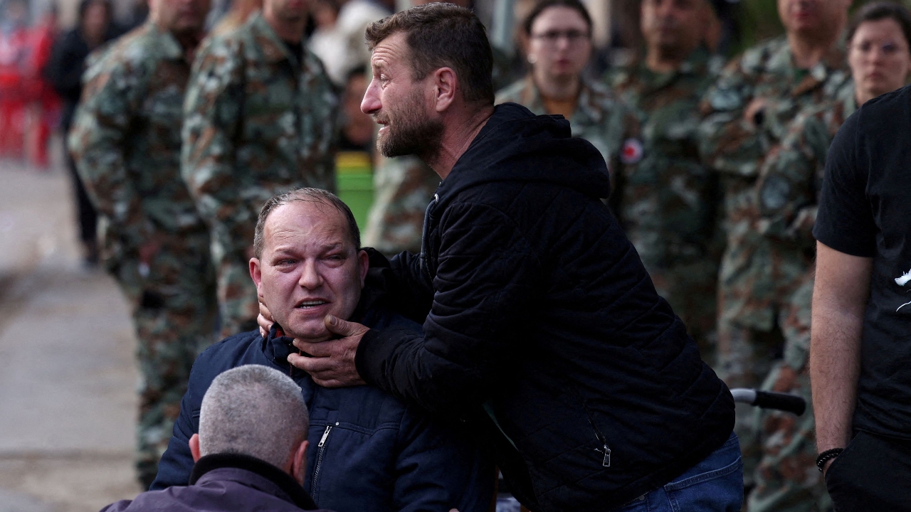 ตร.รวบผู้ต้องสงสัย 10 รายเกี่ยวข้อเหตุไฟไหม้ไนต์คลับมาซิโดเนีย ตรวจพบเปิดโดยไม่มีใบอนุญาต