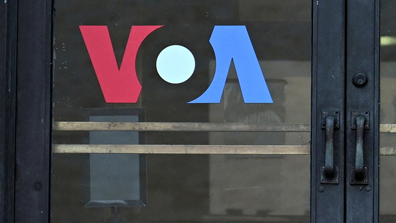ทรัมป์สั่งตัดงบสื่อ “วอยซ์ ออฟ อเมริกา” ลูกจ้าง 1,300 คนถูกพักงาน
