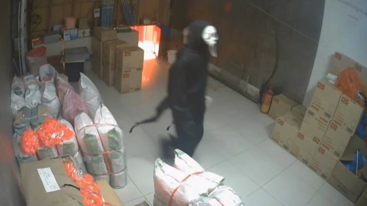 หนุ่มซ่อนตัวในห้างหวังปล้นร้านทอง สุดท้ายไม่เจอทอง แถมหาทางออกไม่ได้