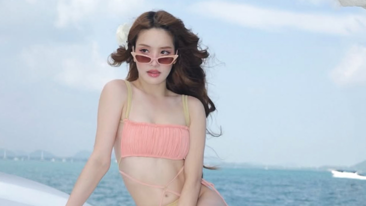 เสิร์ฟเซ็กซี่ฉ่ำ แกรนด์-กรณ์ภัสสร นุ่งบิกินีสีหวาน ท้าลมทะเล โชว์หุ่นเป๊ะผิวขาวจั๊วะ