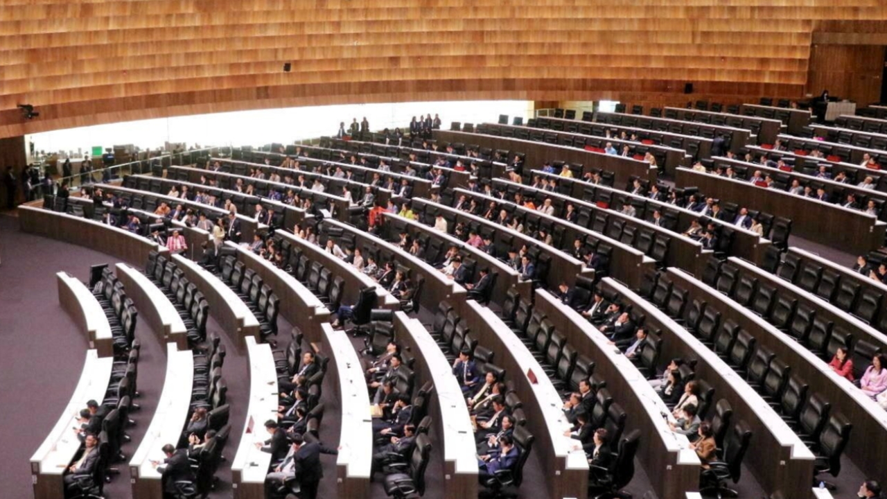 มติรัฐสภา 303 ต่อ 151 เห็นชอบส่งศาล รธน. ปมทำประชามติก่อนแก้รัฐธรรมนูญ