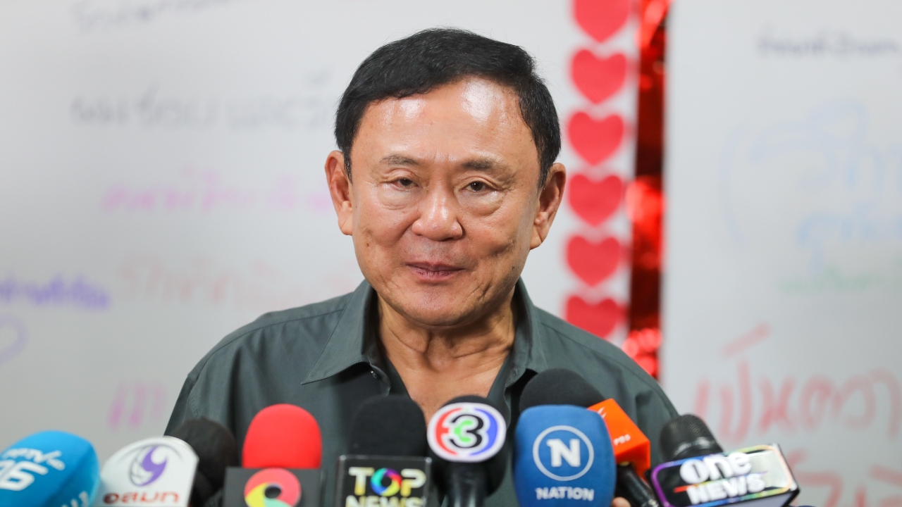 "ทักษิณ" แย้มเพื่อไทย - ภูมิใจไทย อยู่กับแบบตบจูบ ชีวิตถึงมีรสชาติดี 