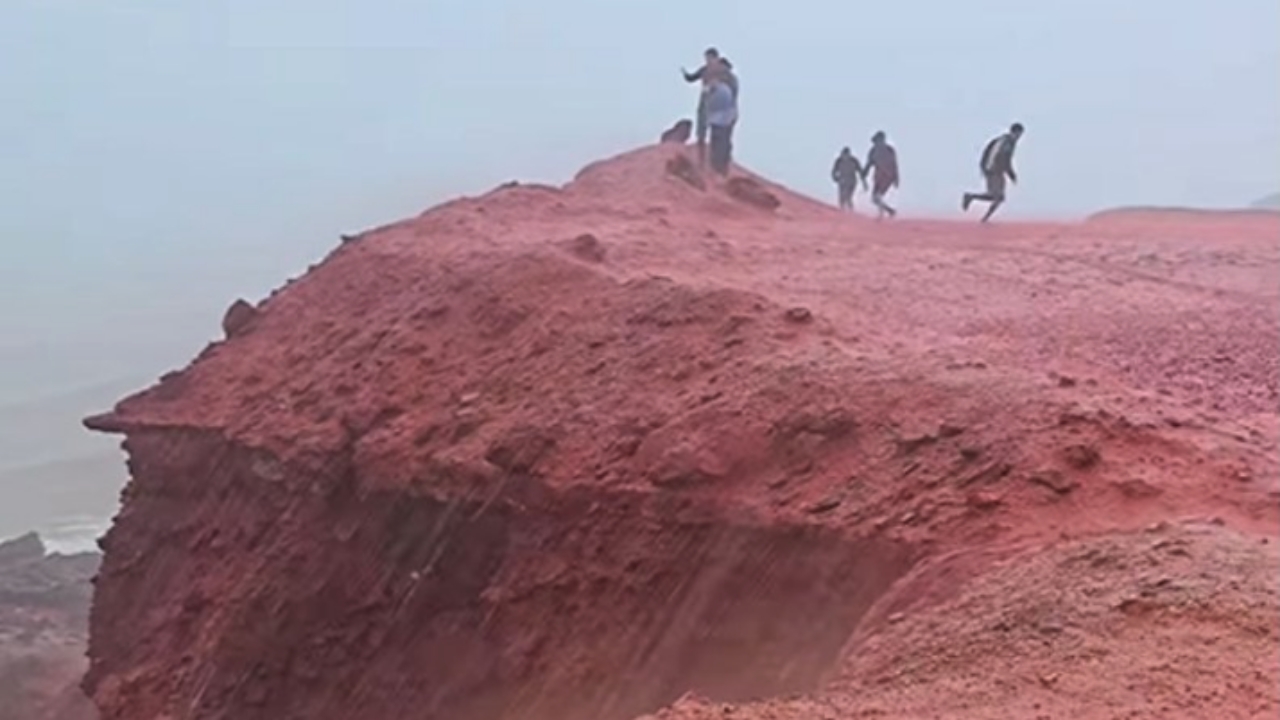 ตะลึง ฝนตกเป็นสีเลือดอาบชายหาดอิหร่านแดงฉาน (คลิป)