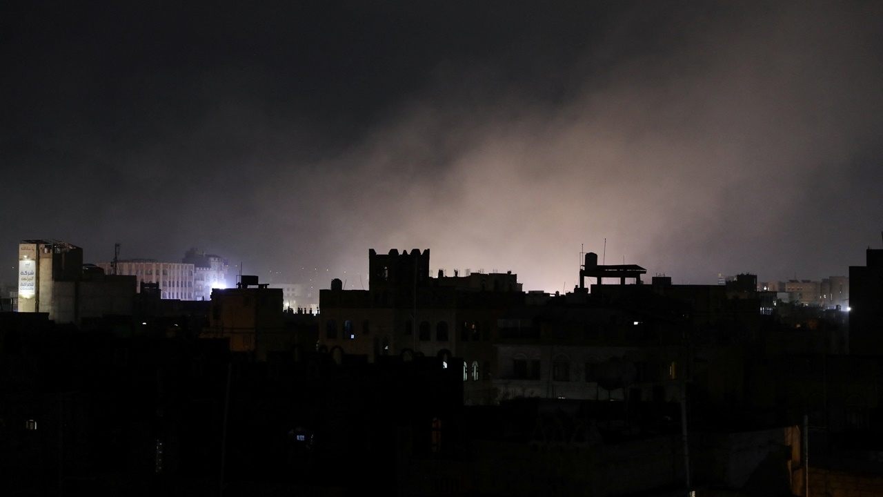 สหรัฐฯ เปิดฉากโจมตีทางอากาศถล่มกบฏฮูตี ตอบโต้โจมตีเรือในทะเลแดง