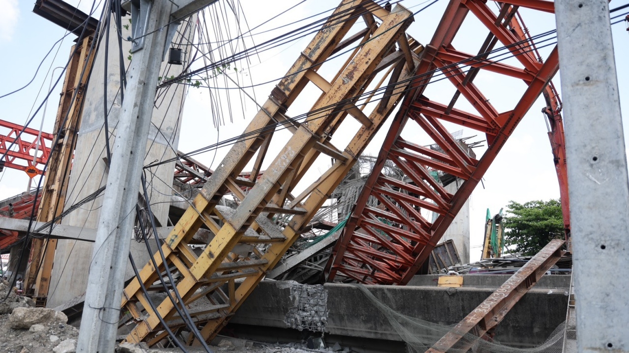 ตรวจสอบความเสียหาย "สะพานถล่ม" พบเหล็กยึดบล็อกเสาเทคอนกรีตแบะออก