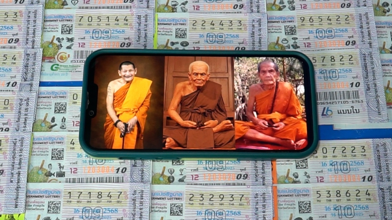 แม่ค้าหวยบอก "เลขดังงวดนี้" จาก 3 หลวงปู่มาแรง คอหวยกว้านซื้อเกลี้ยงแผง