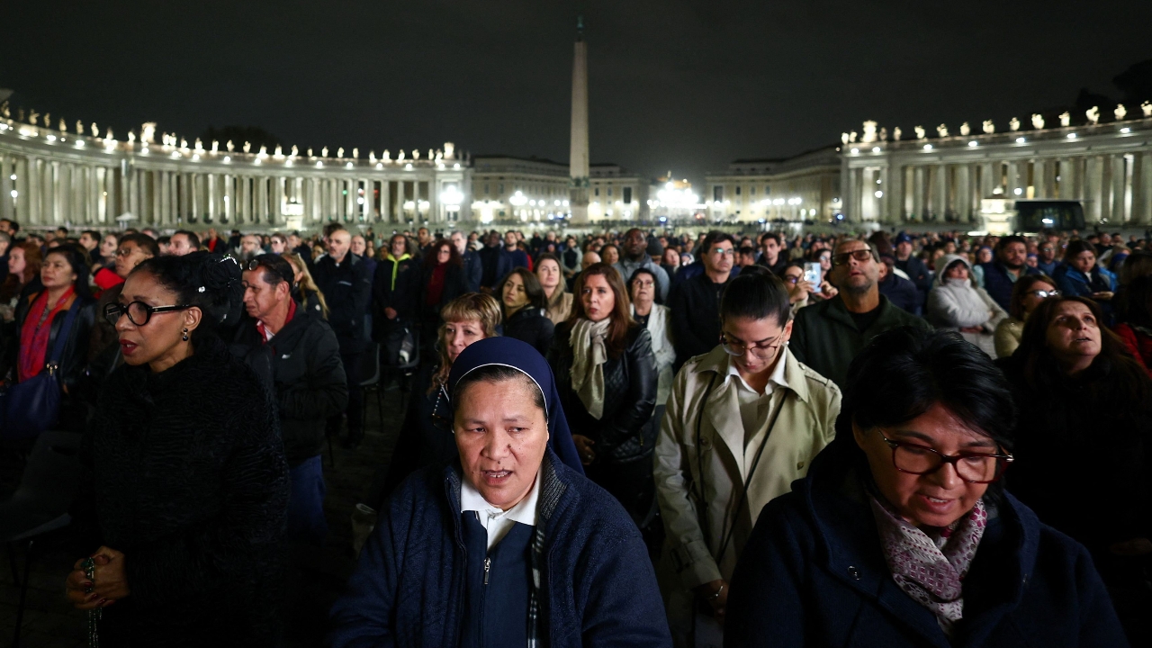 โป๊ปอาการดีขึ้น ทรงลุกเดินได้แล้ว หลังประทับอยู่ในโรงพยาบาลนาน 29 วัน