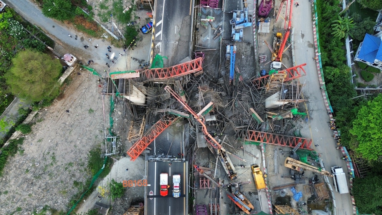 เปิดภาพมุมสูง จุดเกิดเหตุ "สะพานก่อสร้าง" ถนนพระราม 2 ทรุดตัว พังถล่ม